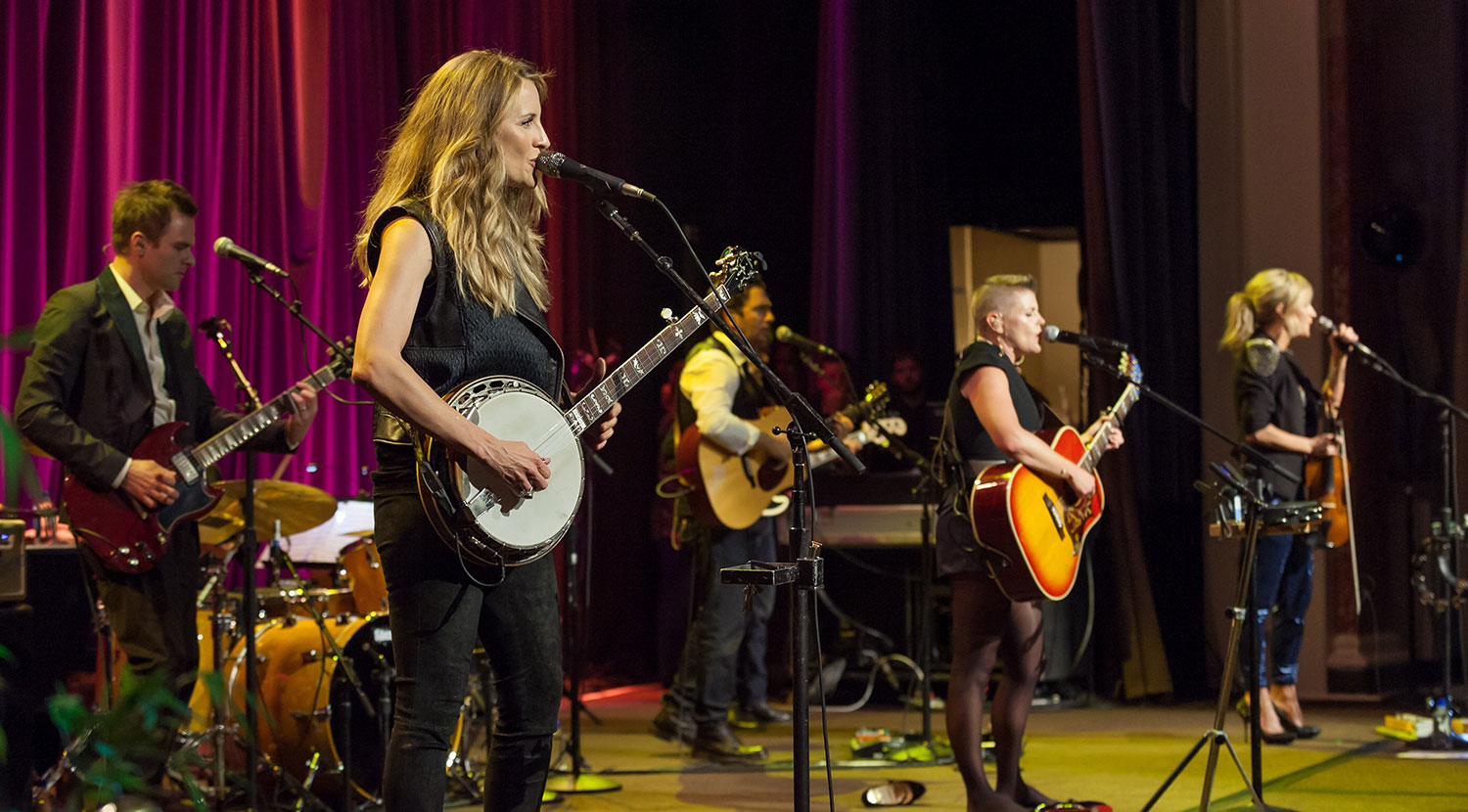 The Dixie Chicks reunite for the first time in three years to honor Mr. Rubin